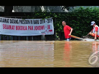 Hujan yang mengguyur Jakarta sejak semalam mengakibatkan sebagian wilayah Jakarta tergenang banjir, Jakarta, Minggu (27/7/2014) (Liputan6.com/Faizal Fanani)