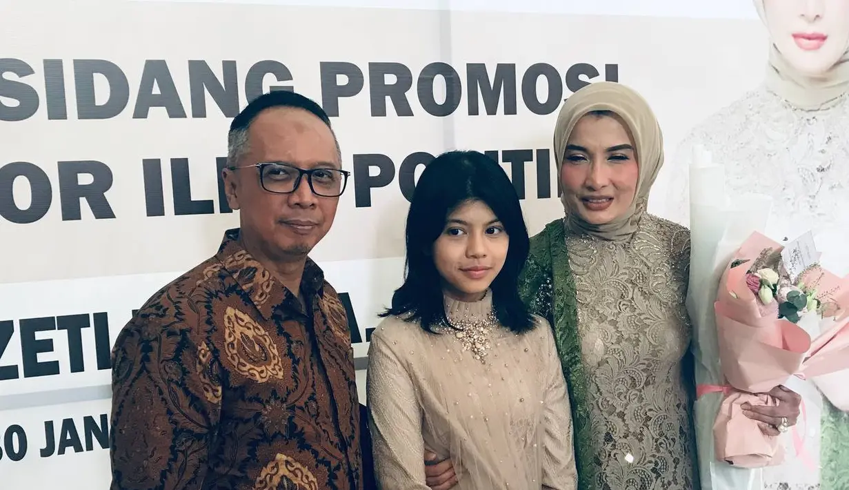 Yang terbaru artis cantik Arzetti Bilbina. Model senior itu baru saja menyelesaikan pendidikan S3. Artis yang juga Anggota DPR RI ini baru saja dinyatakan lulus dalam Sidang Ujian Terbuka (Public Exam) Promosi Doktor Ilmu Politik, Universitas Nasional (UNAS), Jakarta. Menurut Arzeti, proses menempuh gelar Doktor, tidak mudah, banyak hambatan yang dilalui. Memutuskan mengambil S3 tahun 2019 dan selesai Januari 2023. Arzetti lulus S3 saat usia 48 tahun. [Kapanlagi.com/Dadan Eka Permana]