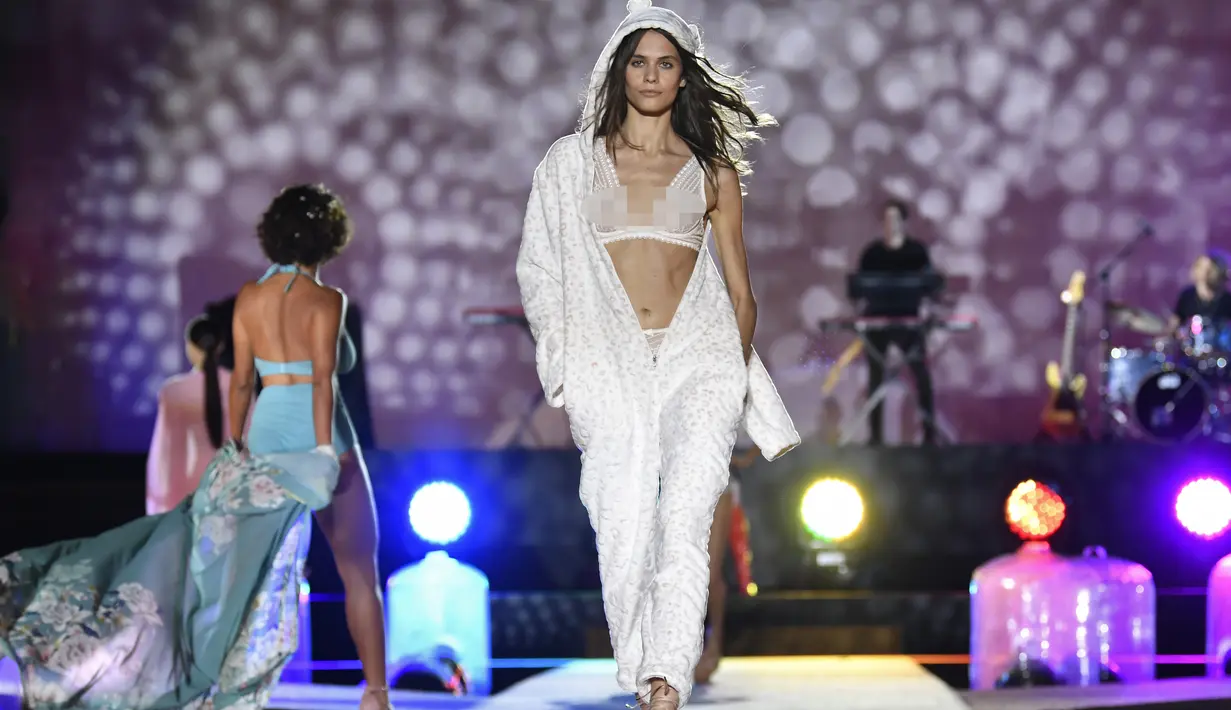 Model berjalan di atas catwalk menampilkan kreasi oleh Etam selama Etam Live Show pada hari pertama Paris Fashion Week, di stadion Roland Garros di Paris (24/9/2019). (AFP Photo/Bertrand Guay)