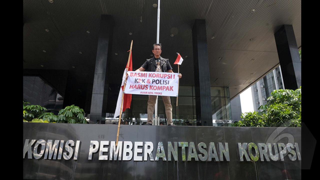 Aktor Pong Harjatmo Gelar Aksi di KPK