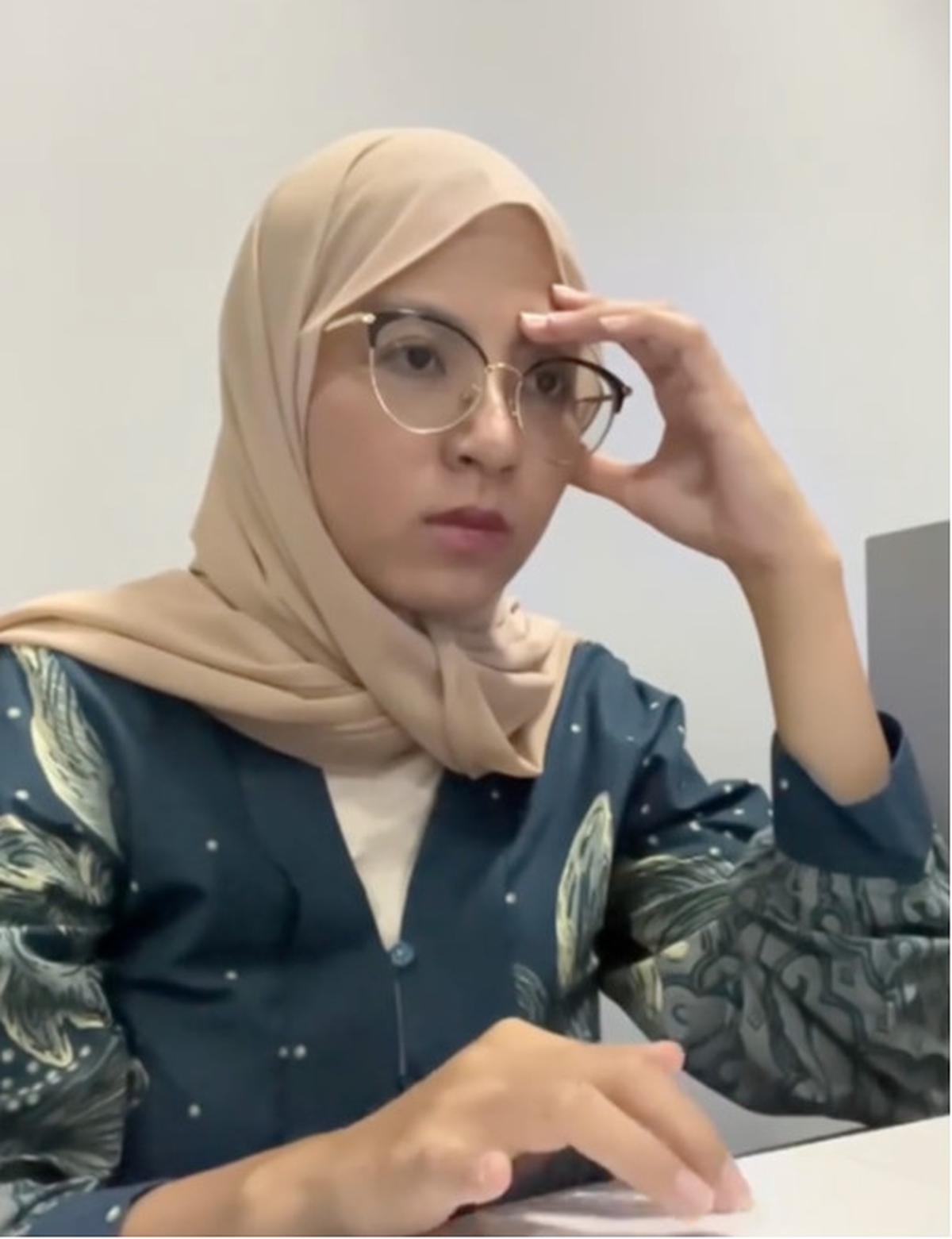 perempuan cantik pns resign