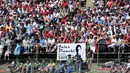 Penonton membawa tulisan sebagai penghormatan kepada Jules Bianchi. (AFP PHOTO/Andrej Isakovic)