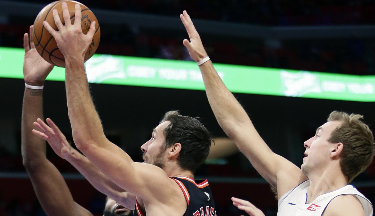 Pemain Miami Heat, Goran Dragic (tengah) mencoba memasukan bola saat diadang pemain Detroit Pistons pada laga NBA basketball game di Little Caesars Arena, Detroit, (12/11/2017). Detroit Pistons menang 112-103. (AP/Duane Burleson)