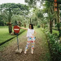 Tank top putih dan celana bermotif adalah kombinasi yang paling cocok untuk jalan - jalan sore. (instagram/zaraadhsty)