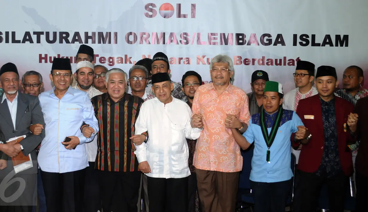 Perwakilan Ormas Islam bergandeng tangan usai membaca pernyataan sikap terkait ditetapkannya Basuki Tjahaja Purnama (Ahok) sebagai tersangka kasus penistaan agama, Jakarta, Rabu (16/11). SOLI mengajak umat tetap tenang. (Liputan6.com/Helmi Fithriansyah)