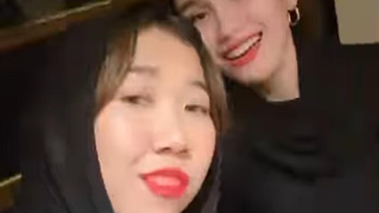 8 Adu Gaya Ayu Ting-Ting, Hesti Purwadinata, dan Kiky Saputri Kenakan Kerudung Hitam Saat Bukber, Tampil Santun Bak Perempuan Dubai