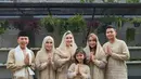 <p>Keluarga Ayu Ting Ting juga tampil seragam dalam nuansa warna perpaduan nude dan abu. Siluet abaya yang sederhana juga menjadi glamor dengan permainan color block dan bordir. (Foto: Instagram @ayutingting92)</p>