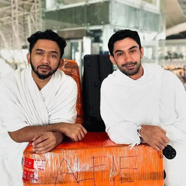 7 Potret Reza Rahadian yang Kini Jalani Umrah, Sosoknya Tuai Banyak Sorotan