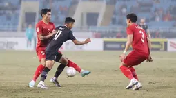Pemain Vietnam, Doan Van Hau, menghalau pergerakan pemain Timnas Indonesia, Dendy Sulistyawan, pada laga leg kedua semifinal Piala AFF 2022 di Stadion Nasional My Dinh,  Senin (9/1/2023). (Dok PSSI)