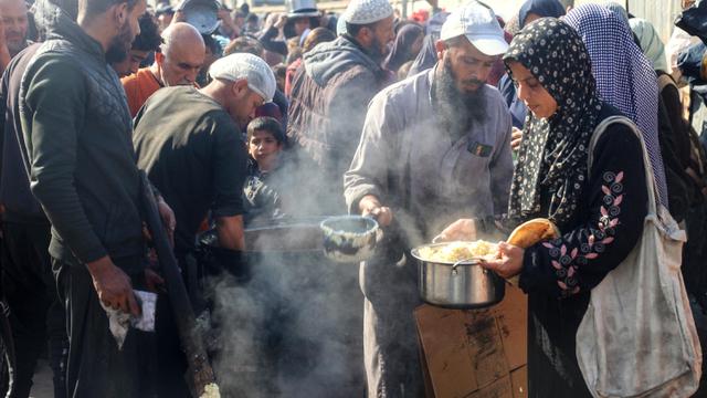 Krisis Pangan, Pengungsi Palestina Rela Berdesakan Demi Dapatkan Makanan