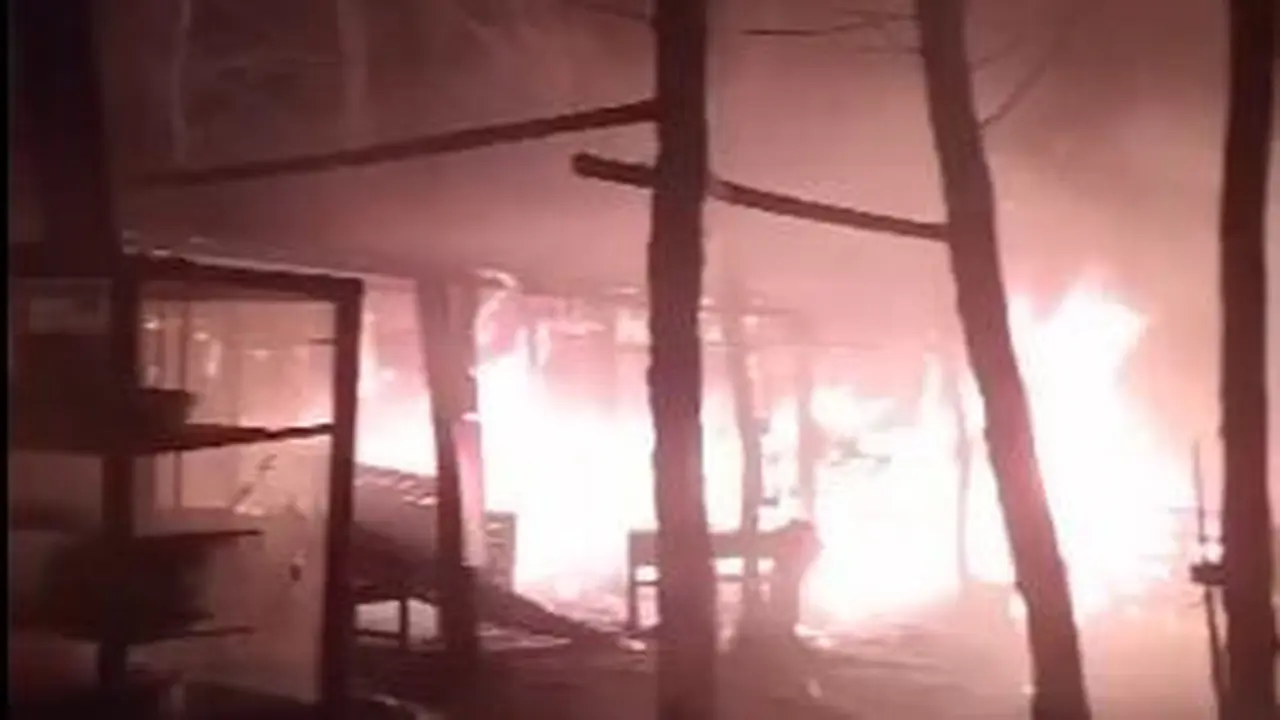 Sejumlah warung di Pantai Kemiren, Cilacap, terbakar, Sabtu malam (1/2/2025). (Foto: Istimewa via Fortasi)