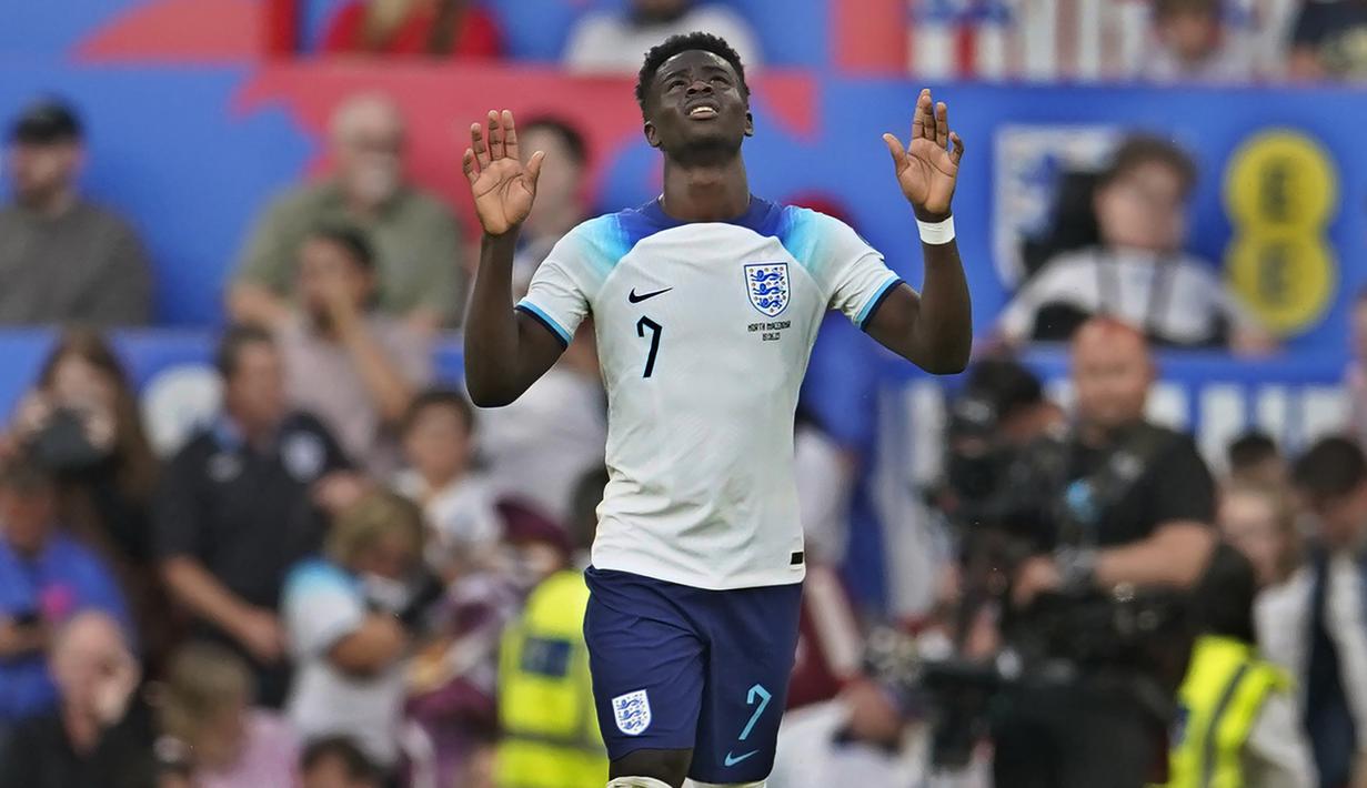 Selebrasi gelandang Timnas Inggris, Bukayo Saka setelah mencetak gol kelima Inggris ke gawang Makedonia Utara pada laga Grup C kualifikasi Euro 2024 antara Timnas Inggris menghadapi Makedonia Utara di Old Trafford, Manchester (19/6/2023). (AP Photo/Dave Thompson)