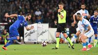 Penyerang Juventus, Gonzalo Higuain, berlari mengejar bola. Napoli mendominasi jalannya laga dengan penguasaan bola hingga 61 persen sedangkan Juventus hanya 39 persen. (AP/Ciro Fusco)