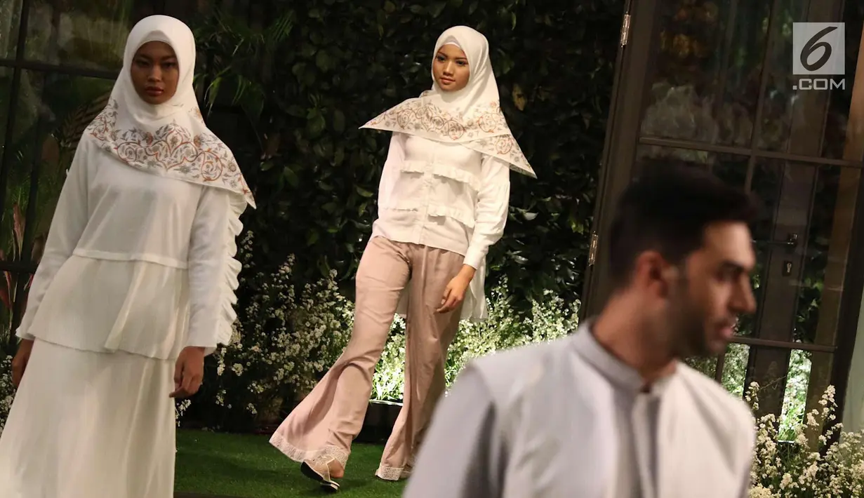 Model mengenakan koleksi terbaru Hijab Mandjha milik presenter dan perancang Ivan Gunawan di Jakarta, Rabu (25/4). Peragaan bertema Raya Collection 2018 digelar untuk merayakan usia label ini yang hampir genap setahun.  (Liputan6.com/Immanuel Antonius)