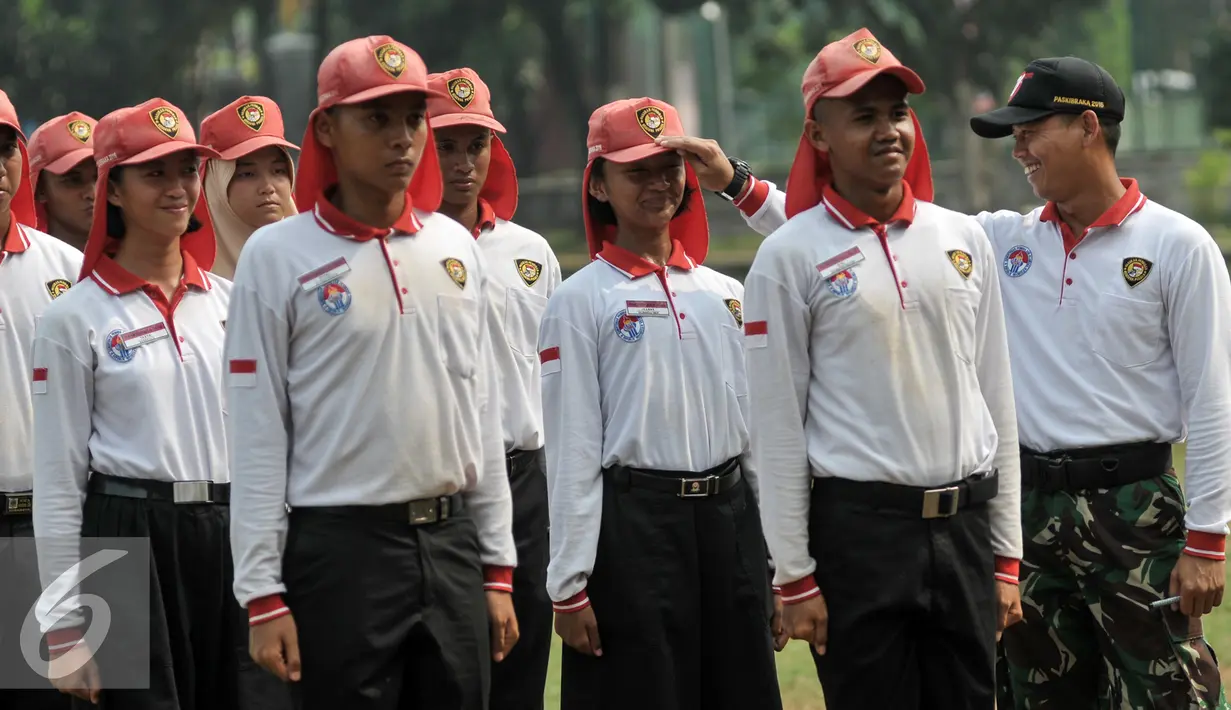 Anggota Paskibraka berlatih jelang peringatan HUT RI ke-71 di Istana Negara, Jakarta, Kamis (11/8). Mereka adalah pemuda-pemudi terpilih yang akan mengibarkan bendera pusaka saat Upacara HUT RI ke-71 di Istana Negara. (Liputan6.com/Yoppy Renato)
