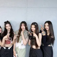 Gaya Y2K yang identik dengan tren fashion era awal tahun 2000-an juga diprediksi menjadi tren fashion di tahun 2024. [Foto: Instagram/ NewJeans]