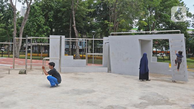 Suasana saat warga beraktivitas di Taman Puring, Jakarta, Selasa (14/1/2020). Taman ini dilengkapi dengan arena permainan anak, jogging track, skating track, area parkir, dan toilet. (Liputan6.com/Herman Zakharia)