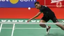 Pebulutangkis Indonesia, Tommy Sugiarto berusaha mengejar kok saat babak kedua tunggal putra Indonesia Masters 2020 melawan Anthony Sinisuka Ginting di Istora GBK, Jakarta, Kamis (16/1/2020). Anthony Sinisuka Ginting unggul 21-16 21-15 dan melaju ke perempat final. (Liputan6.com/Helmi Fithriansyah)