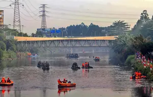 Sambut HUT RI ke 81 TNI Polri Bersihkan Sampah di Kanal Banjir Barat