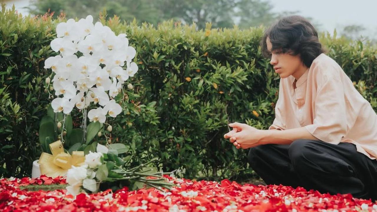 Noah Sinclair Putra BCL Ziarah ke Makam Ashraf, Ungkap Kerinduan Mendalam