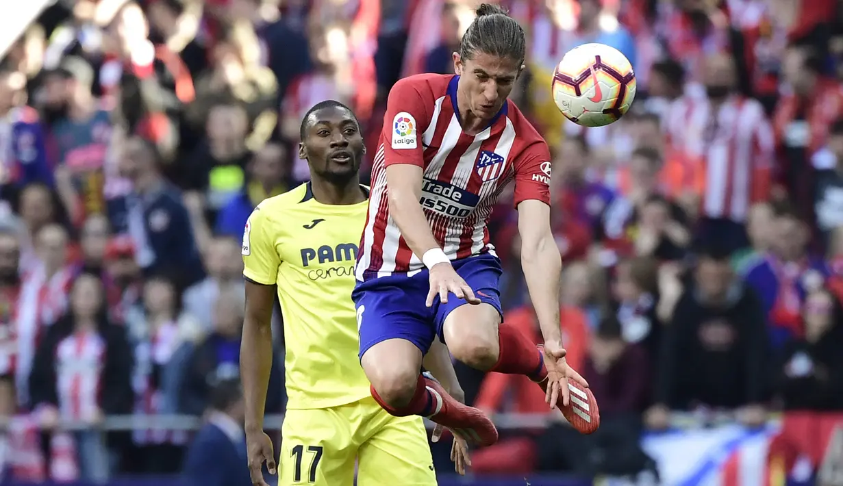 Bek Atletico Madrid, Filipe Luis (depan) melompat menyundul bola di depan striker Villarreal, Karl Toko Ekambi pada laga Liga Spanyol 2018/2019 di Wanda Metropolitano Stadium, Madrid (24/2/2019). Filipe Luis hanya semusim membela Chelsea pada 2014/2015 usai didatangkan dari Atletico Madrid. Pada 2015/2016 Chelsea memulangkan Filipe Luis ke Atletico Madrid dengan nilai transfer 16 juta euro. Saat ini Filipe Luis tengah membela Flamengo setelah dilepas Atletico Madrid pada 2019/2020. (AFP/Javier Soriano)