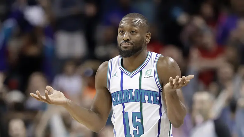 Aksi Kemba Walker saat Hornets kalah dari Sixers pada laga NBA