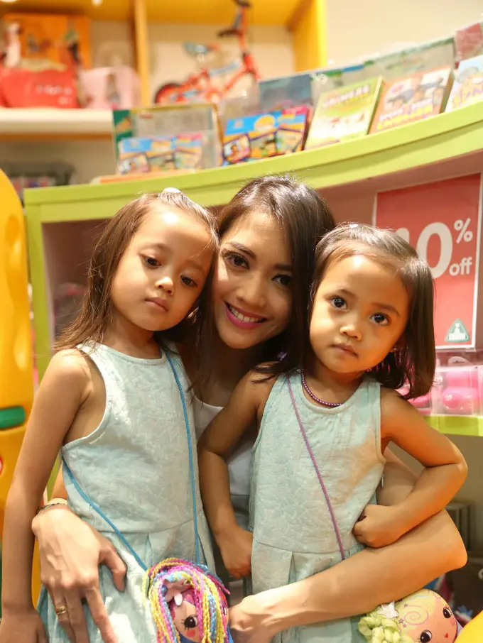Ririn Dwi Ariyanti dan anak