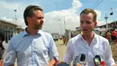 Menteri Lingkungan dan Pangan Denmark, Esben Lunde Larsen (kanan) memberi keterangan saat mengunjungi Muara Angke, Jakarta, Senin (11/4/2016). Kedatangan Esben untuk melihat kondisi sampah di pinggiran Pantai Muara Angke. (Liputan6.com/Yoppy Renato)