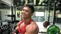 Dalam video singkat yang beredar di media sosial, Justyn Vicky terlihat berusaha keras mengangkat barbel seberat 210 kg dengan gerakan back squat, insiden pun terjadi. Foto: Instagram @the.paradisebali.