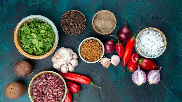 Ilustrasi bumbu dapur (Foto: Freepik/KamranAydinov)