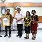 Bupati Sanggau Paolus Hadi menerim penghargaan Innovative Government Award (IGA) 2022. (Istimewa)