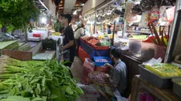 Suasana Pasar Senen di Jakarta, Kamis (22/10/2020). Pedagang mengeluhkan sepinya pembeli karena terdampak pandemi COVID-19 serta ramainya demo Omnibus Law UU Cipta Kerja beberapa minggu ini. (merdeka.com/Imam Buhori)