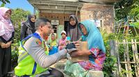 Kapolres Purbalingga, AKBP Achmad Albar, menyerahkan paket bantuan sosial kepada seorang nenek di Purbalingga pada peringatan Hari Bhayangkara ke-79, Sabtu (21/6/2025). Foto: Dok. Humas Polres Purbalingga.