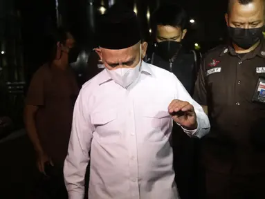 Bupati Hulu Sungai Utara (HSU) Kalimantan Selatan, Abdul Wahid usai diperiksa penyidik di Gedung Merah Putih KPK, Jakarta, Jumat (1/10/2021). Abdul Wahid diperiksa sebagai saksi terkait dugaan suap pengadaan barang dan jasa di Kabupaten Hulu Sungai Utara, Kalsel. (Liputan6.com/Helmi Fithriansyah)