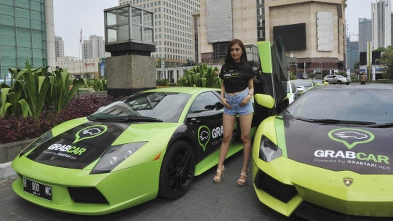 Pose-pose model seksi hiasi peluncuran GrabCar Lamborghini