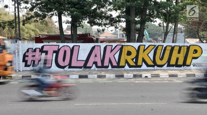 067906300_1569917223-20191001-Mural-Tolak-RKUHP-5