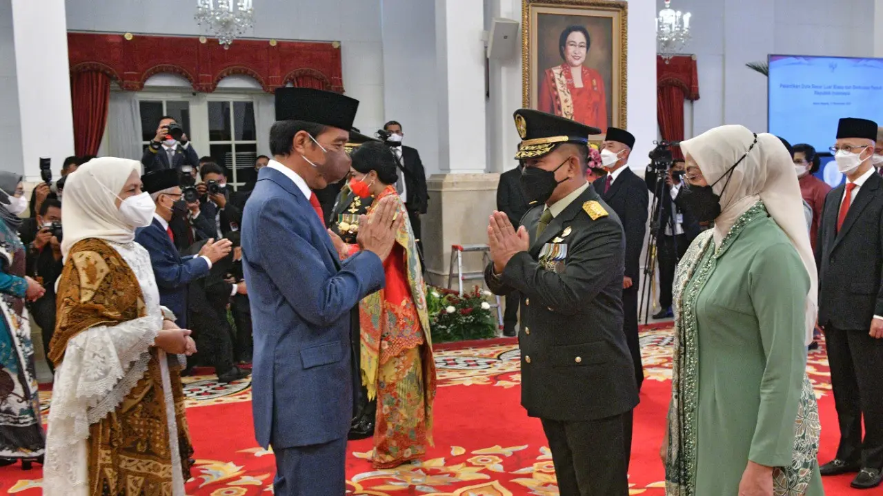 Presiden Joko Widodo atau Jokowi memberikan selamat KSAD Jenderal Dudung Abdurachman yang baru saja dilantik di Istana Negara, Jakarta, Rabu (17/11/2021).