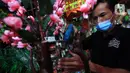Pedagang saat membuat pohon bunga Meihua di salah satu toko Asemka, Glodok, Jakarta, Rabu (3/2/2021). Bunga Meihua ini hanya ada saat perayaan imlek setiap tahunnya. Harga bunga ini dijual dengan kisaran harga mulai Rp200 ribu hingga Rp400 ribu. (Liputan6.com/Johan Tallo)