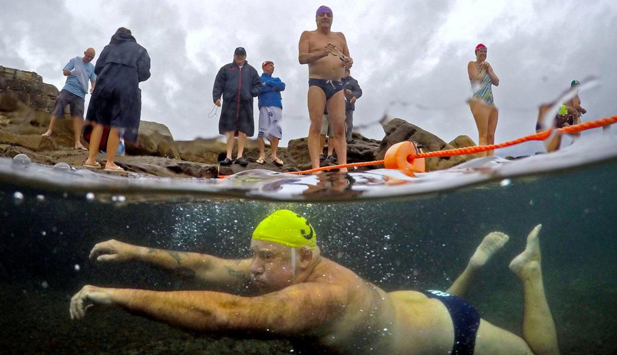  Seorang anggota klub renang Maroubra Winter Seals bersiap-siap menyelam di perairan dingin di Pantai Maroubra, Sydney, Australia, (19/7/2016). (Reuters/David Gray)
