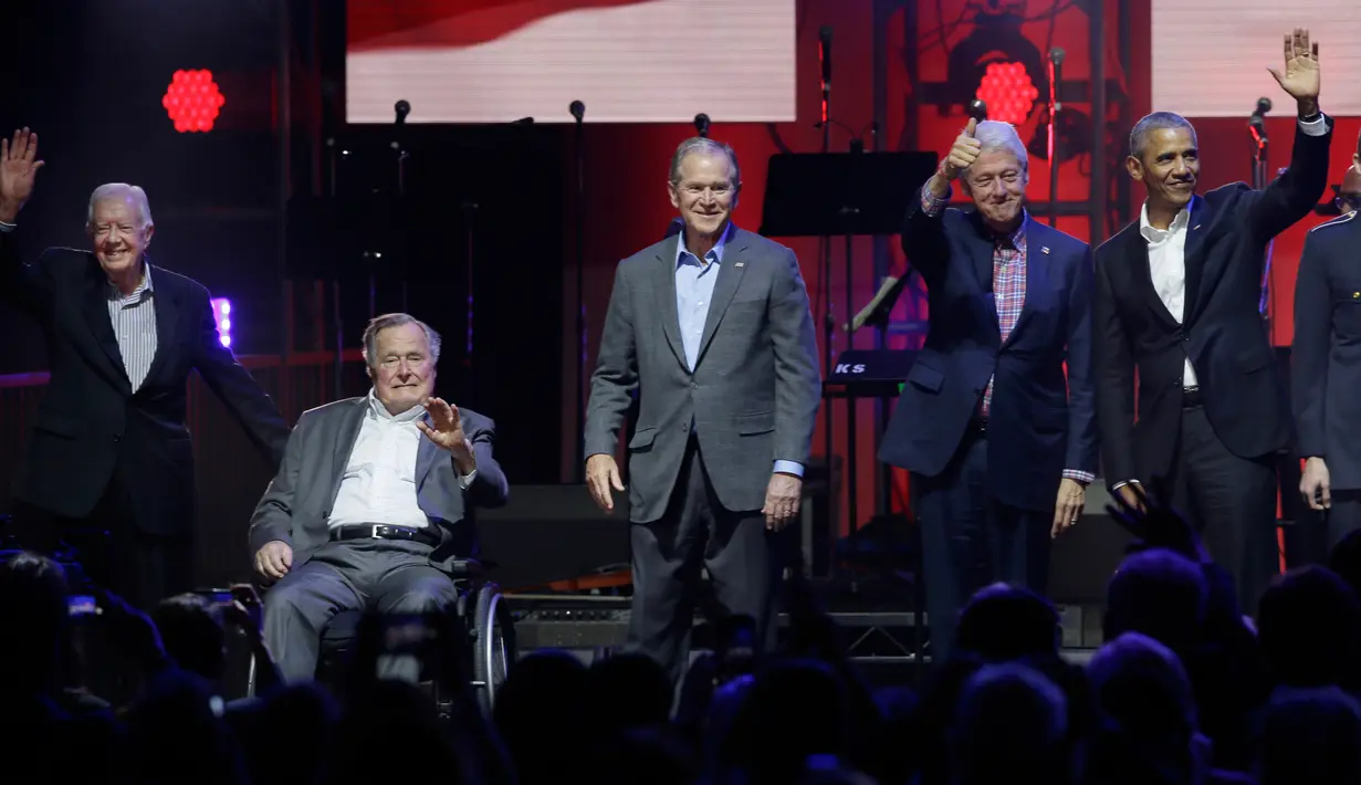 Lima mantan Presiden AS Jimmy Carter, George H.W. Bush, George W. Bush, Bill Clinton dan Barack Obama menyapa tamu undangan saat acara konser amal di College Station, Texas (21/10). (AP Photo/LM Otero)