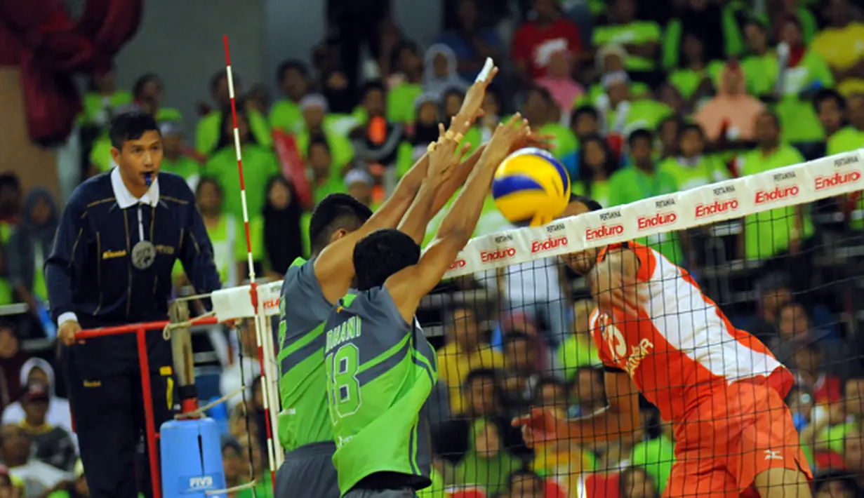 Dua pevoli putra Jakarta Pertamina Energi mencoba menahan smesh pemain Surabaya Samator, Lian Sem Estrada (kanan) di laga Pertamina Proliga 2015, GOR Dome Balikpapan, (8/2/2015). Surabaya Samator unggul 3-2. (Liputan6/com/Helmi Fithriansyah)