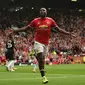 Striker Manchester United, Romelu Lukaku melakukan selebrasi usai mencetak gol ke gawang West Ham United, pada laga Premier League 2017-2018, di Stadion Old Trafford.  (AFP/Oli Scarff)