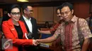 Mantan Dirtipideksus Mabes Polri Brigjen (Purn) Victor Simanjuntak (kanan) berjabat tangan dengan Ketua Pansus Pelindo II Rieke Diah Pitaloka usai rapat dengan Pansus Pelindo II di Jakarta, Rabu (21/10). (Liputan6.com/Johan Tallo)