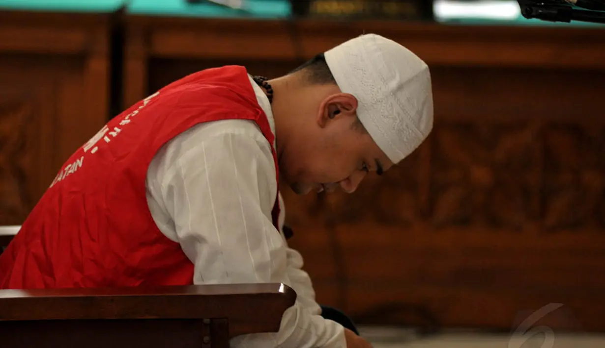 Guntur Bumi menjalani sidang pembacaan pleidoi atau nota pembelaan di Pengadilan Negeri Jakarta Selatan, Rabu (27/8/14). (Liputan6.com/Johan Tallo)