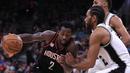 Pebasket Houston Rockets, Patrick Beverley, berusaha melewati pebasket San Antonio Spurs, Kawhi Leonard, pada laga semifinal wilayah barat NBA di AT&T Center, San Antonio, Rabu (3/5/2017). Spurs menang 121-96 atas Rockets. (AFP/Ronald Martinez)