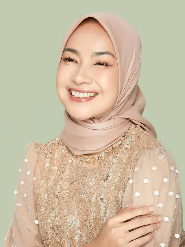 7 Model Baju Brokat Alya Rohali, Gaya Elegan Sang Ikon Wanita Anggun