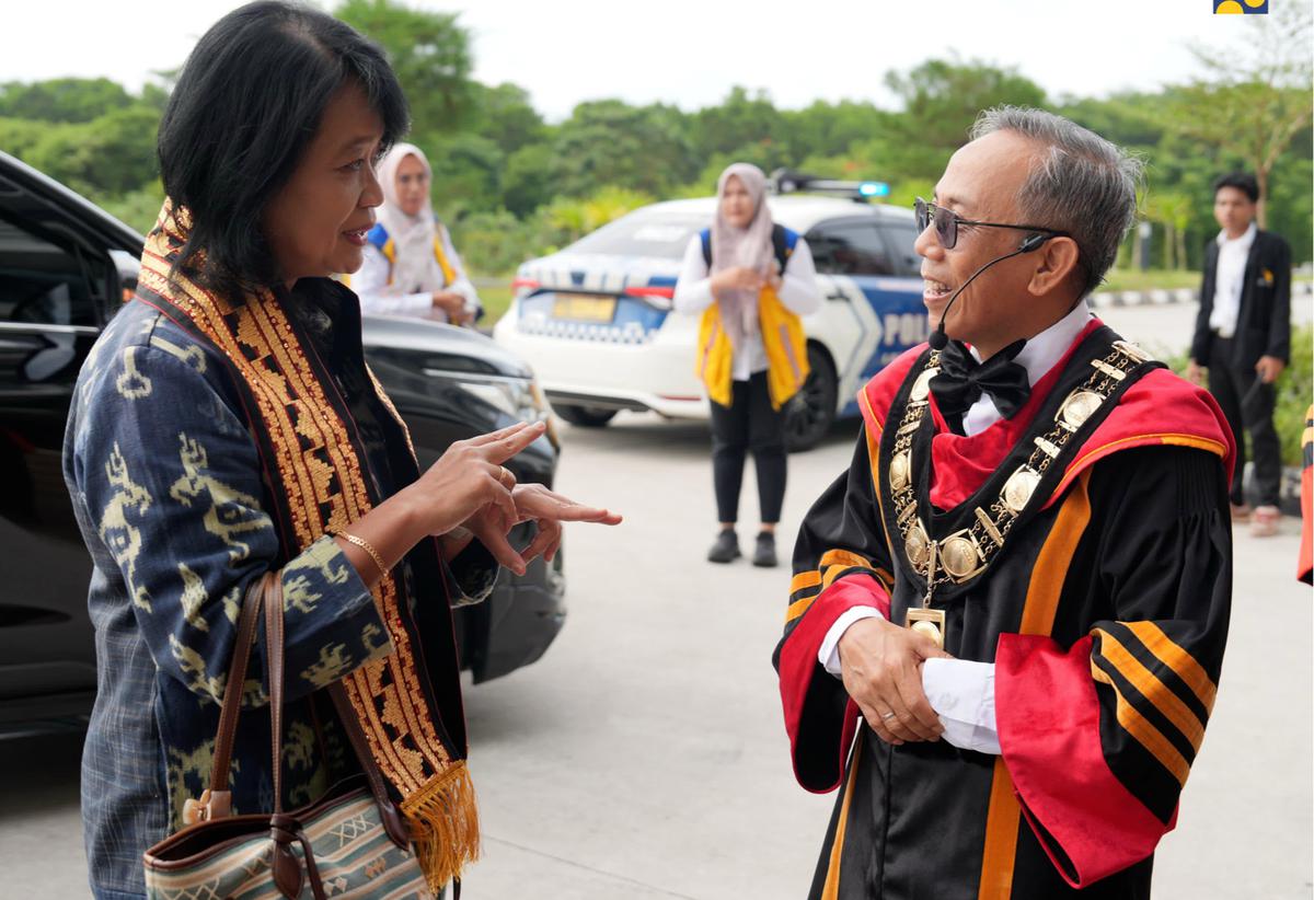 Wamen PU Diana Kusumastuti menghadiri Orasi Ilmiah Guru Besar ITERA