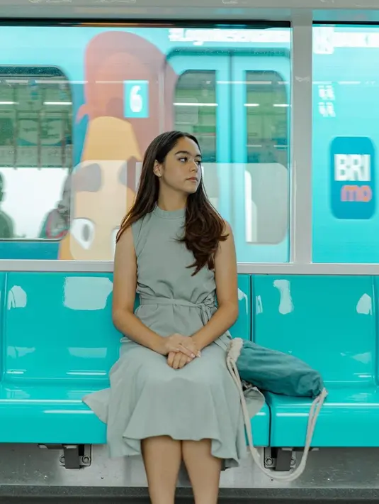 Perempuan berdarah Iran ini juga ikut menikmati fasilitas publik MRT. Penampilannya pun terlihat simpel dengan dress polos berwarna pastel. Meski busananya terkesan simpel, ia terlihat cantik dan memesona. (Liputan6.com/IG/@yasaminjasem)