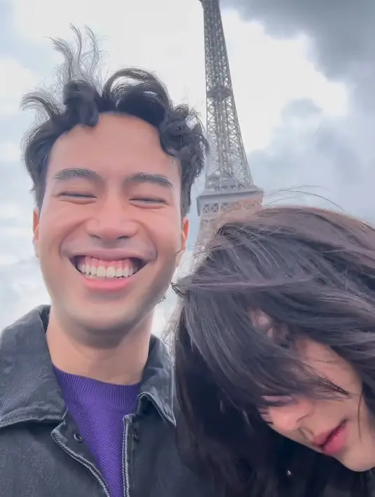 Vidi Aldiano dan Sheila Dara di depan Menara Eiffel. [Foto: Instagram/vidialdiano]