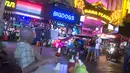 Foto pada 11 Oktober 2018 memperlihatkan seorang pria minum bir di luar bar di Nana Red Light Distrik, Bangkok, Thailand. Kawasan tersebut merupakan tempat lokalisasi hiburan malam paling tersohor di Bangkok. (Romeo GACAD / AFP)